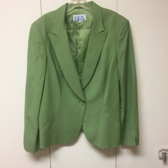 Beautiful classic jade suit. Linen/rayon mix. - Picture 2 of 8